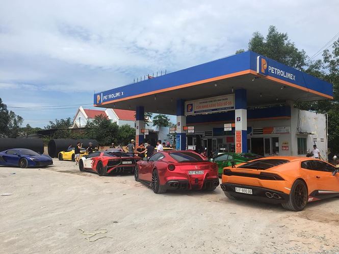 Cận cảnh dàn siêu xe của đại gia Sài thành rong chơi dịp cuối tuần